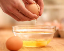 Trứng gà không chỉ để ăn mà còn để trị mụn đầu đen